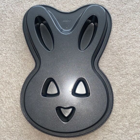 Wilton 🐰 “Easter Bunny” Tube Cake Pan! - Picture 3 of 4